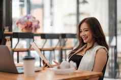 快乐亚洲美丽的女人工作移动PC在线集团会议咖啡馆