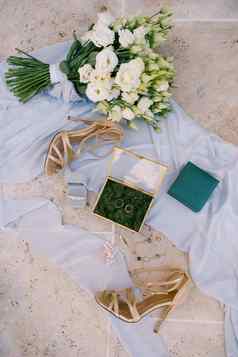 婚礼环新娘配件白色织物花束花凉鞋高跟鞋