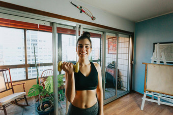 年轻的女人提升权重健身现代简约flatyoung女人提升权重健身微笑相机现代简约平