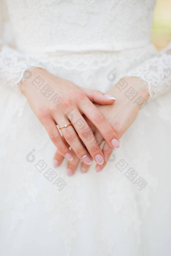 优雅的手新娘<strong>婚礼</strong>环手指