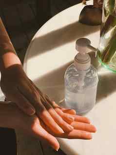 手女人紧迫的酒精过来这里瓶应用洗手液过来这里手洗使清洁清晰的细菌