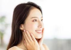 微笑美丽的漂亮的亚洲女人清洁新鲜的健康的皮肤