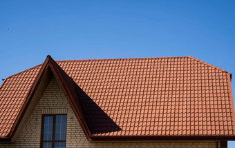 红色的波纹金属配置文件屋顶安装现代房子屋顶波纹表屋面金属配置文件波浪形状现代屋顶使金属金属屋面