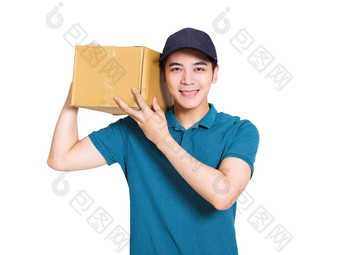 年轻的快递纸箱包肩膀站前面白色背景