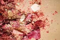 压碎化妆品矿物有机眼影脸红化妆品粉孤立的金背景化妆美横幅平铺设计