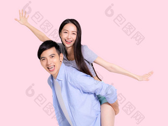 <strong>快乐</strong>年轻<strong>的</strong>男人。肩扛美丽<strong>的</strong>女人