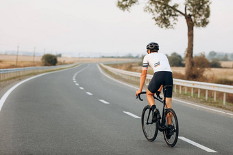 回来视图活跃的男人。骑<strong>自行车</strong>新鲜的空气