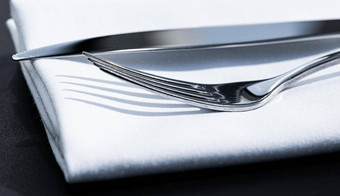 叉刀白色餐巾表格奢侈品餐厅在户外细餐厅菜单婚礼事件食物餐饮服务概念