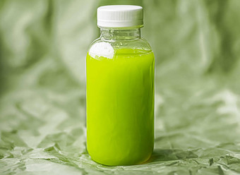 新鲜的绿色汁<strong>环保</strong>可回收的塑料瓶包装健康的喝食物产品