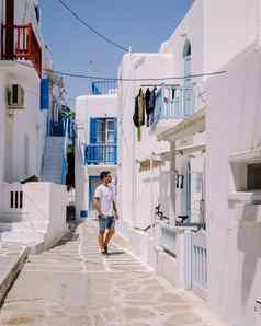 米克诺斯希腊年轻的男人。街道小镇mikonos假期希腊威尼斯米克诺斯希腊