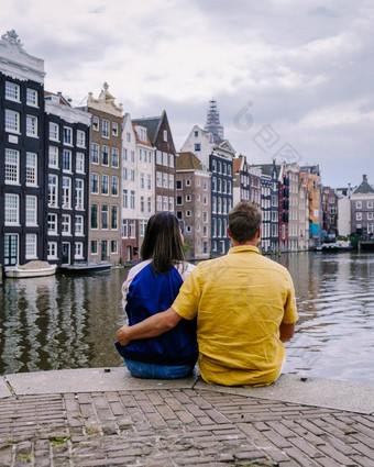阿姆斯特丹荷兰快乐夫妇男人。女人夏天晚上运河阿姆斯特丹男人。女人中期年龄亚洲女孩欧洲但城市之旅