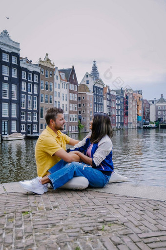 阿姆斯特丹荷兰快乐夫妇男人。女人夏天晚上运河阿姆斯特丹男人。女人中期年龄亚洲女孩欧洲但城市之旅