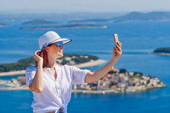 旅游女人白色稻草他美丽的蓝色的亚得里亚海海舒适的岛背景克罗地亚