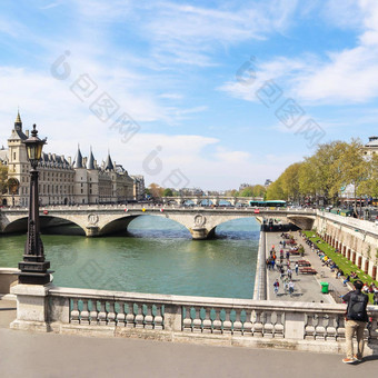 巴黎法国4月城市景观巴黎saint-michel桥他的河旅游照片美丽的视图散步人休息阳光明媚的一天