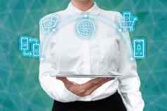 夫人统一的站持有平板电脑手展示虚拟现代技术业务女人携带选项卡指出未来主义的科技