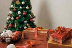 快乐圣诞节快乐一年假期!装修圣诞节树在室内宏关闭图片圣诞节树礼物
