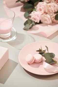 蛋白杏仁饼柔和的颜色花束粉红色的玫瑰花白色背景美丽的假期背景复制空间