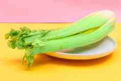 新鲜的芹菜茎白色菜素食主义者素食者文化