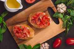 开胃菜意式烤面包片西红柿橄榄草本植物意大利厨房
