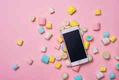 生日概念前视图甜蜜的糖果智能手机显示屏幕