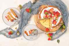 海绵蛋糕新鲜的草莓