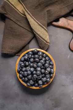 新鲜的蓝莓陶瓷碗棕色（的）布