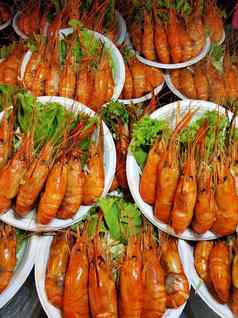 盘子巨大的煮熟的虾街食物市场