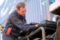 技术员工人货物航运检查维护卡车容器区域