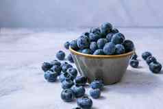 新鲜的蓝莓背景复制空间文本蓝莓抗氧化剂有机超级食物碗概念健康的吃营养收获概念