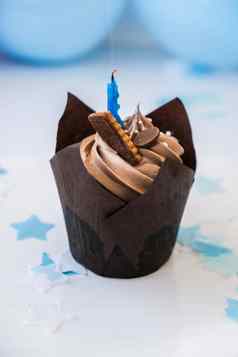 甜蜜的美味的巧克力蛋糕蜡烛蓝色的节日背景快乐生日聚会，派对概念美味的生日蛋糕