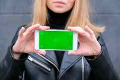 女手移动电话绿色屏幕浓度关键移动应用程序购物购物中心人走背景