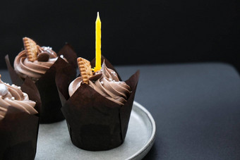 美味的巧克力纸杯蛋糕奶油黑暗背景巧克力松饼生日蛋糕聚会，派对