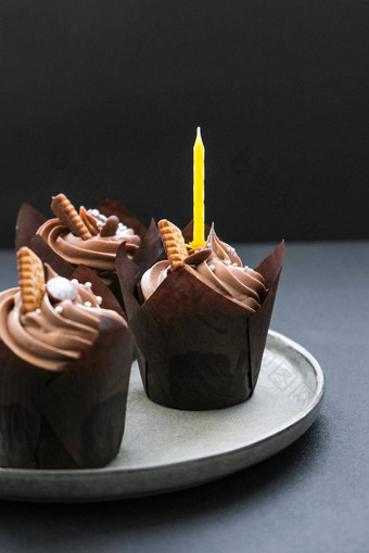 美味的巧克力纸杯蛋糕奶油黑暗背景巧克力松饼生日蛋糕聚会，派对