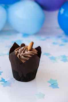 甜蜜的美味的巧克力蛋糕蓝色的节日背景快乐生日聚会，派对概念美味的生日蛋糕