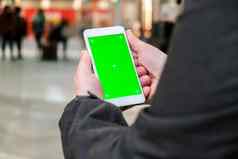 女手移动电话绿色屏幕浓度关键移动应用程序购物购物中心人走背景