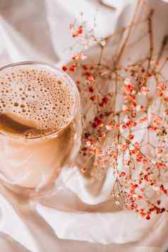 杯拿铁卡布奇诺咖啡早....咖啡美学共鸣早餐粉红色的满天星花