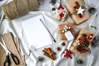 浪费圣诞节文本礼物装饰香槟彩色的丝绸背景笔记本空复制空间生态友好的包装礼物标签工艺纸板