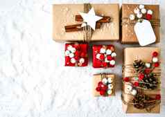 浪费圣诞节礼物装饰白色雪背景复制空间生态友好的包装礼物标签工艺纸板