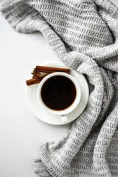 杯咖啡肉桂棒茴香明星白色背景毛衣冬天早....例程咖啡打破复制空间前视图平躺