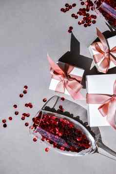 香槟眼镜礼物盒子孤立的空粉红色的节日背景复制空间情人节一天