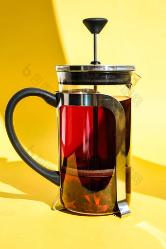 玻璃茶壶热芙蓉茶新鲜的酿造辣的水果茶草本植物玫瑰花热健康的喝黄色的背景复制空间文本