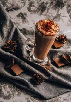 玻璃拿铁玷污美味的热巧克力杯咖啡肉桂巧克力奶油