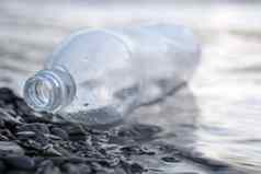 被丢弃的瓶塑料垃圾海浪费生态污染自然环境问题海污染垃圾水垃圾海滩空瓶塑料垃圾说谎海岸海水浪费