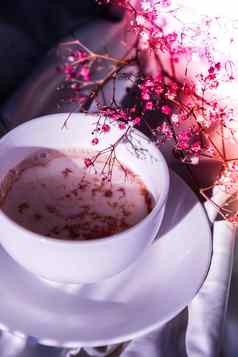 白色杯牛奶巧克力早....美学共鸣早餐粉红色的满天星花