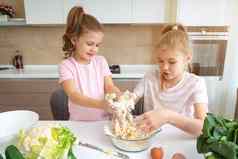 快乐家庭有趣的孩子们准备面团烤饼干厨房姐妹有趣的笑
