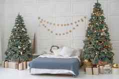 一年卧室室内床上蓝色的床罩站圣诞节树装饰球俗丽的床上挂起加兰星星一年的礼物站圣诞节树