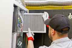 暖通空调服务技术员改变脏空气过滤器中央通风系统