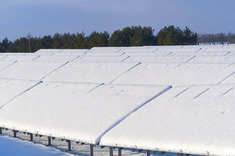 太阳能面板场覆盖雪可再生能源冬天低效率可再生绿色能源行业概念冬天时间