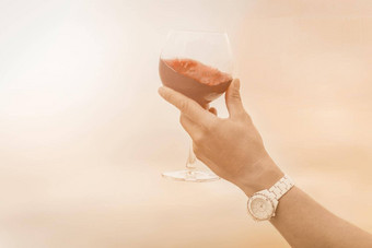 品酒 师手红色的玻璃酒复古的风格白色背景庆祝活动聚会，派对健康的生活方式红色的背景假期庆祝活动