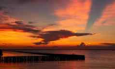 美丽的红色的橙色日落天空热带海红色的日落天空天际线海热带海风景优美的视图日落天空平静海洋海景艺术图片云层日落天空